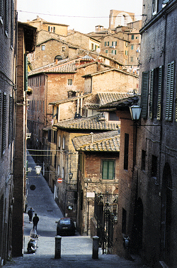 L'Incrociata e l'inizio di via della Galluzza.