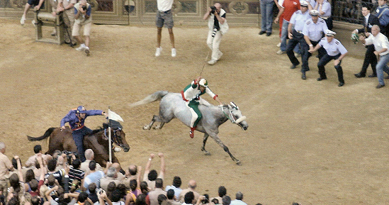 L'Oca alza il nerbo in segno di vittoria.