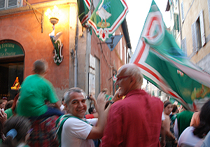 Francesco Burroni mentre sventola la bandiera dell'OCA