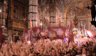 Il popolo di Salicotto in Duomo per il trionfo.