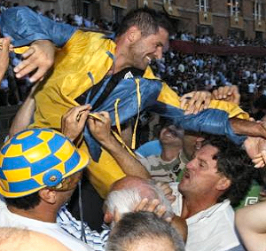 Gigi Bruschelli, più che mai Re della Piazza, raccoglie l'abbraccio del popolo di Castelvecchio.