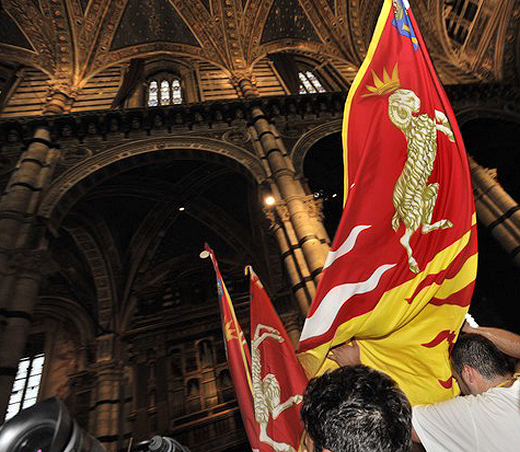 Bandiere festanti in cattedrale