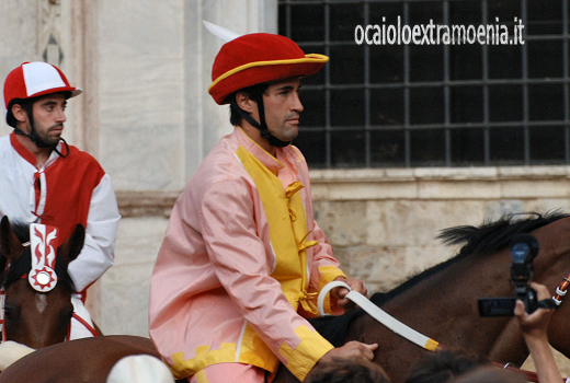 Jonatan Bartoletti col pigiama rosa del VALDIMONTONE.