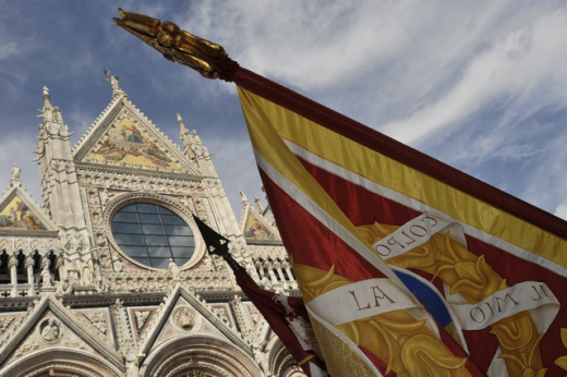 Suggestiva prospettiva con bandiera del VALDIMONTONE e sullo sfondo il Duomo di Siena.