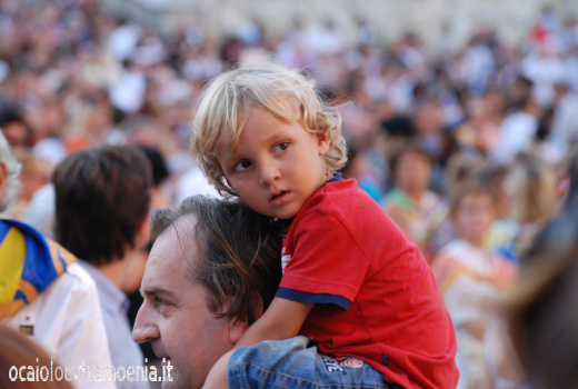 Un bambino assorto.