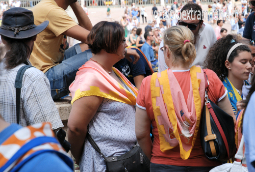 Una moltitudine di colori investe la piazza.