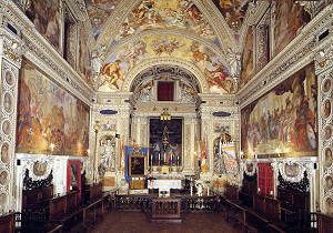 Interno dell'oratorio di San Leonardo sede della Contrada.