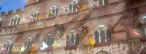 Le bandiere alle trifore nel giorno dell'estrazione